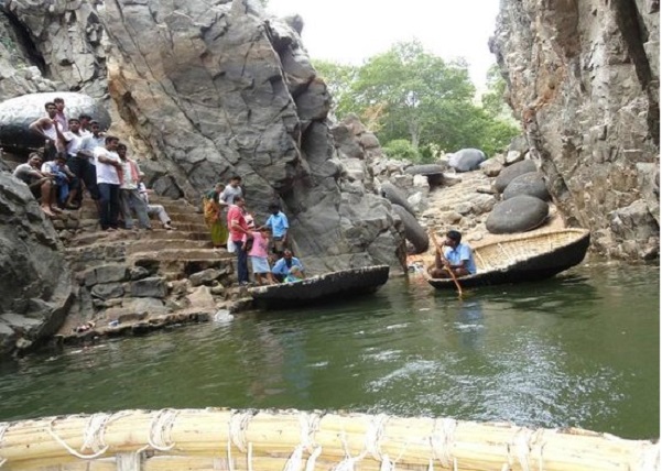 Hogenakkal waterfall