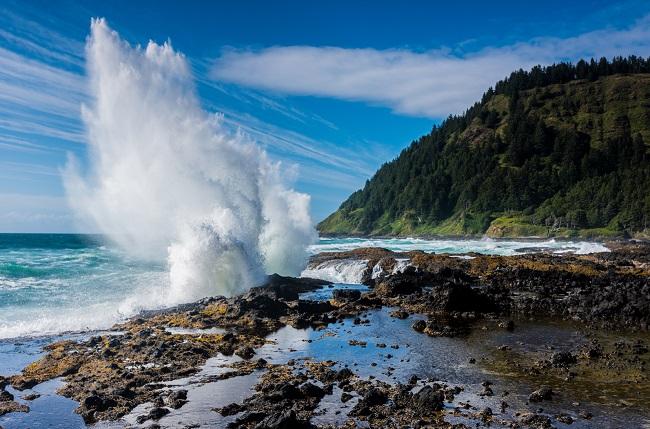 A Mysterious Hole In Basaltic Shoreline-Thor's Well Oregon - Geotourism