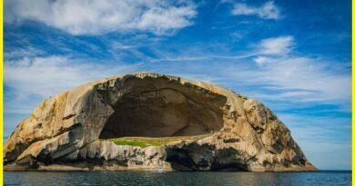Skull rock Cleft Island