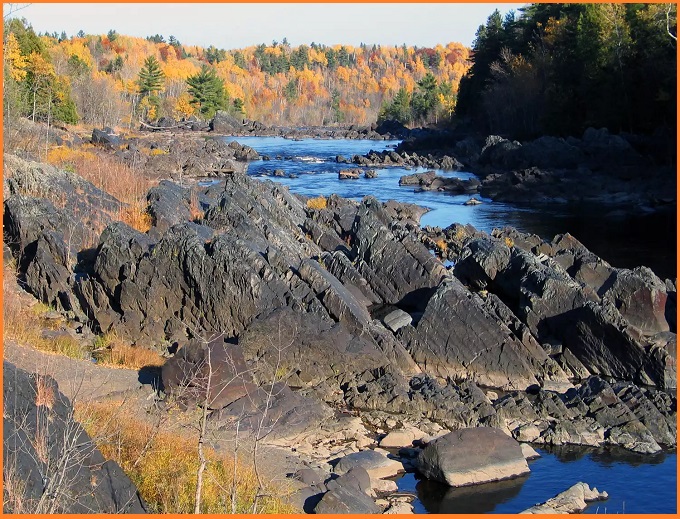 Discover the Powerful Thomson Dikes: A Rare Diabase Intrusion System